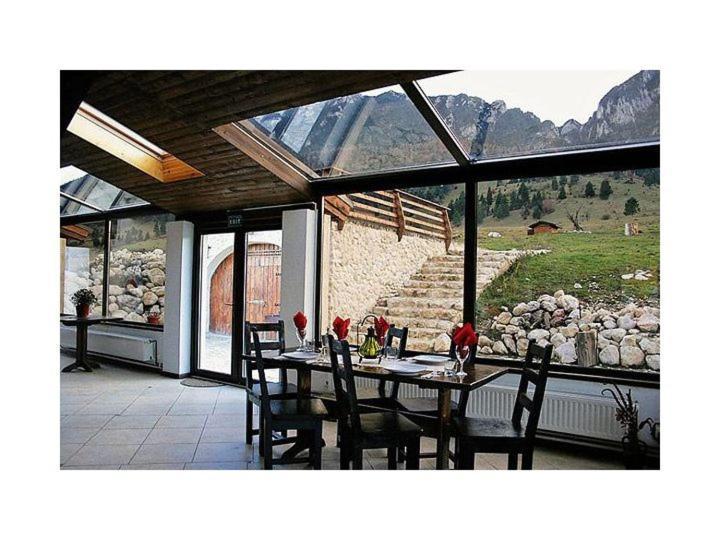 Taverna Pietrei Craiului Zărneşti 외부 사진